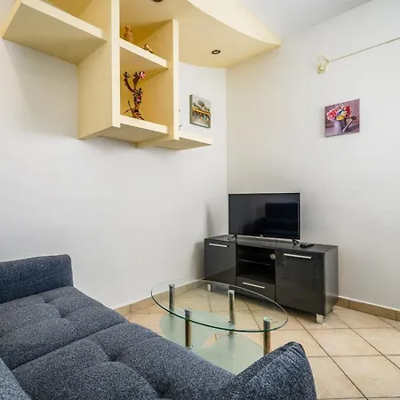 5235-1 In Apartman *